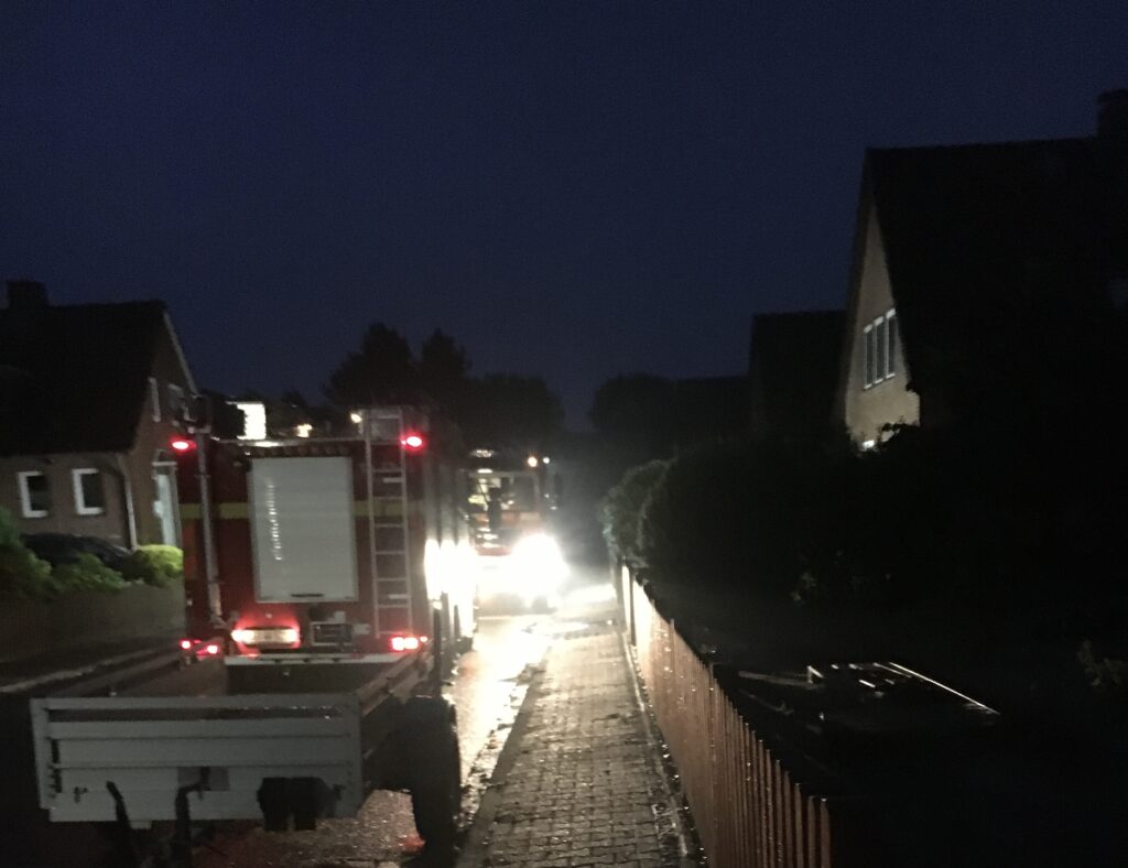 Feuerwehr Adendorf pumpt Keller im Marienburger Weg aus wegen Rückstau aus der Schmutzwasserkanalisation nach starken Regenfällen.
