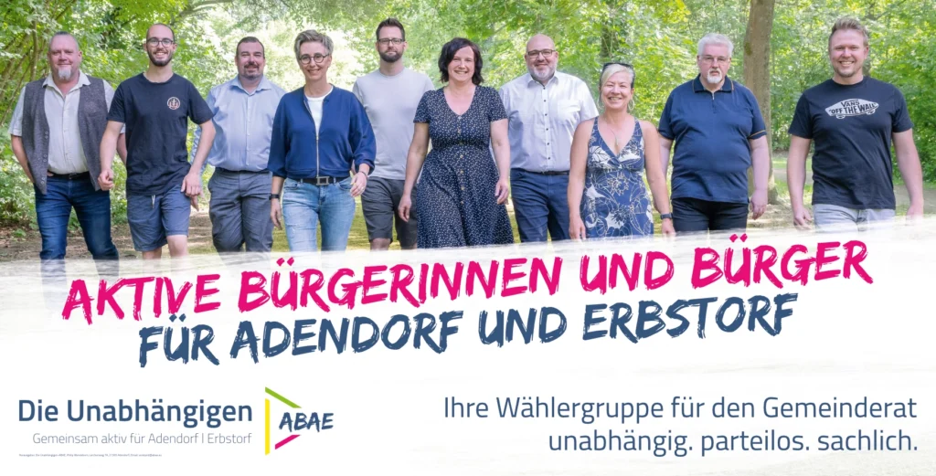 Bauzaunbanner der Wählergruppe ABAE: Kandidierende nebeneinander vor einem Waldweg, darunter der Slogan „Aktive Bürgerinnen und Bürger für Adendorf und Erbstorf“ und „Ihre Wählergruppe für den Gemeinderat – unabhängig. parteilos. sachlich.“