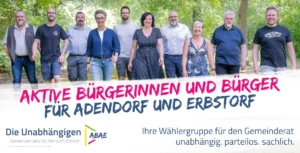 Bauzaunbanner der Wählergruppe ABAE: Kandidierende nebeneinander vor einem Waldweg, darunter der Slogan „Aktive Bürgerinnen und Bürger für Adendorf und Erbstorf“ und „Ihre Wählergruppe für den Gemeinderat – unabhängig. parteilos. sachlich.“