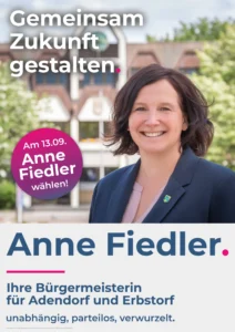 Wahlplakat: Anne Fiedler vor dem Adendorfer Rathaus, darüber „Gemeinsam Zukunft gestalten.“, darunter „Ihre Bürgermeisterin für Adendorf und Erbstorf — unabhängig, parteilos, verwurzelt.“