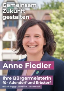 Titelseite des Flyers: Anne Fiedler vor dem Adendorfer Rathaus, darüber „Gemeinsam Zukunft gestalten.“, darunter „Ihre Bürgermeisterin für Adendorf und Erbstorf — unabhängig, parteilos, verwurzelt“