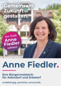 Kleiner Flyer im Hochformat: Anne Fiedler vor dem Adendorfer Rathaus, Störer „Am 13.09. Anne Fiedler wählen!“, darunter „Ihre Bürgermeisterin für Adendorf und Erbstorf — unabhängig, parteilos, verwurzelt.“
