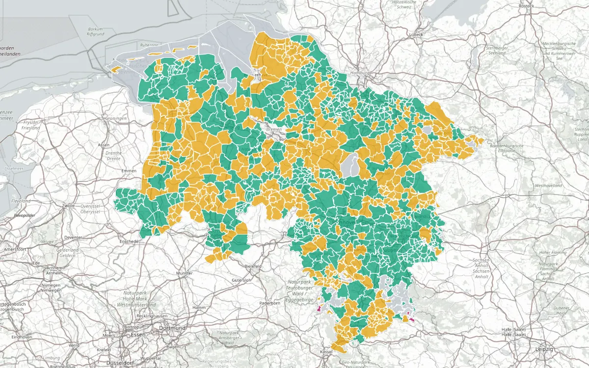 Karte von Niedersachsen: Gemeinden ohne Straßenausbaubeiträge blaugrün, Gemeinden mit Satzung orange